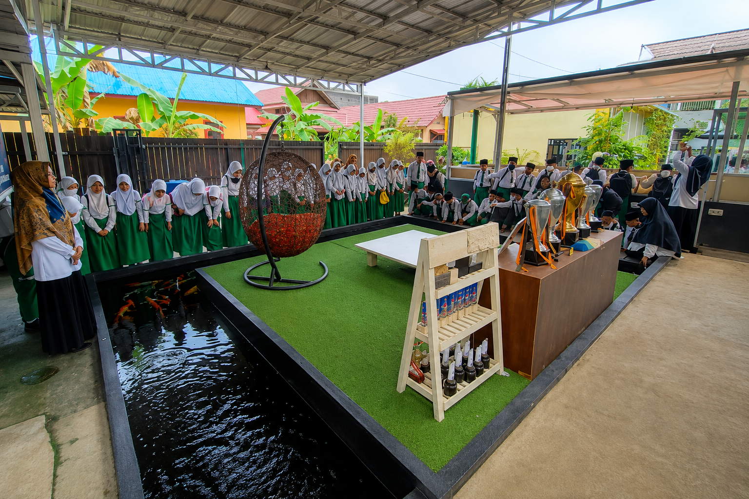 Belajar Perkembangbiakan Hewan Secara Langsung, Siswa Kelas 4 MI Asysyauqi Kunjungi Budidaya Ikan Koi di Maluhu