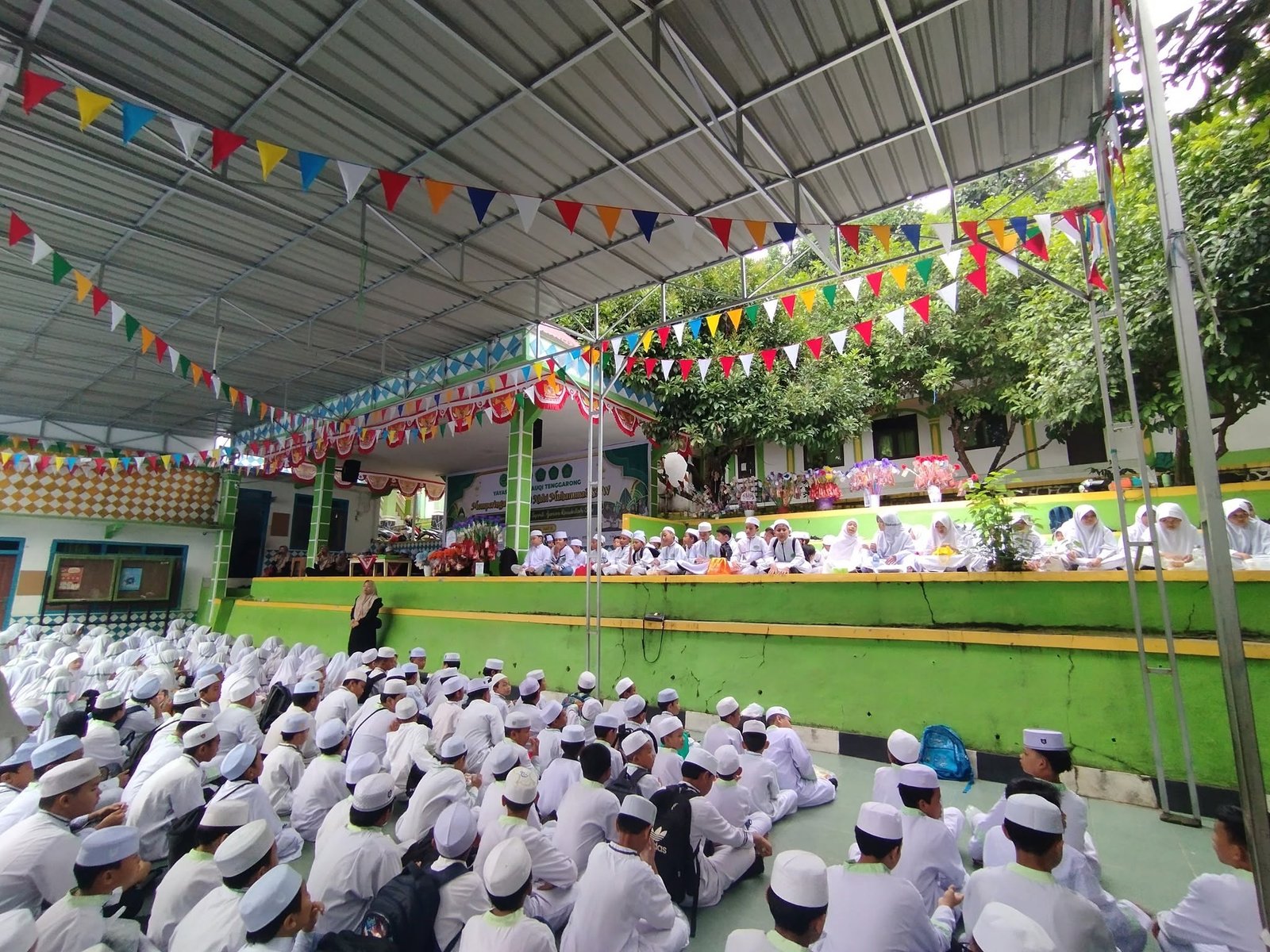 Perkuat Karakter Religius, Siswa MI Asy-Syauqi Gelar Istighosah Rutin Bersama Pembina Yayasan