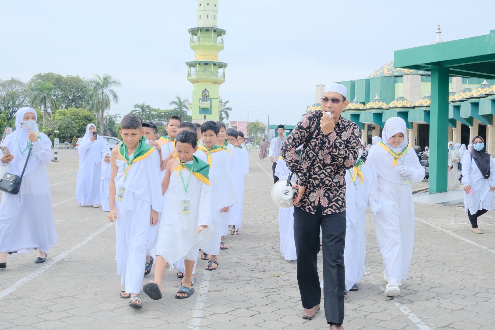 Memupuk Rindu Baitullah Sejak Dini, Siswa MI Asy-Syauqi Antusias Ikuti Praktik Manasik Haji Cilik