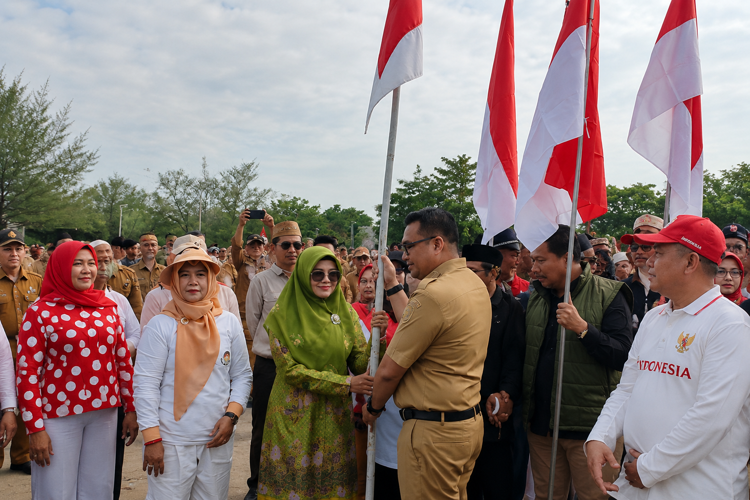 Sambut HUT ke-81 RI, Pemkab Kukar Gelar Aksi Pembagian dan Pemasangan Bendera Merah Putih