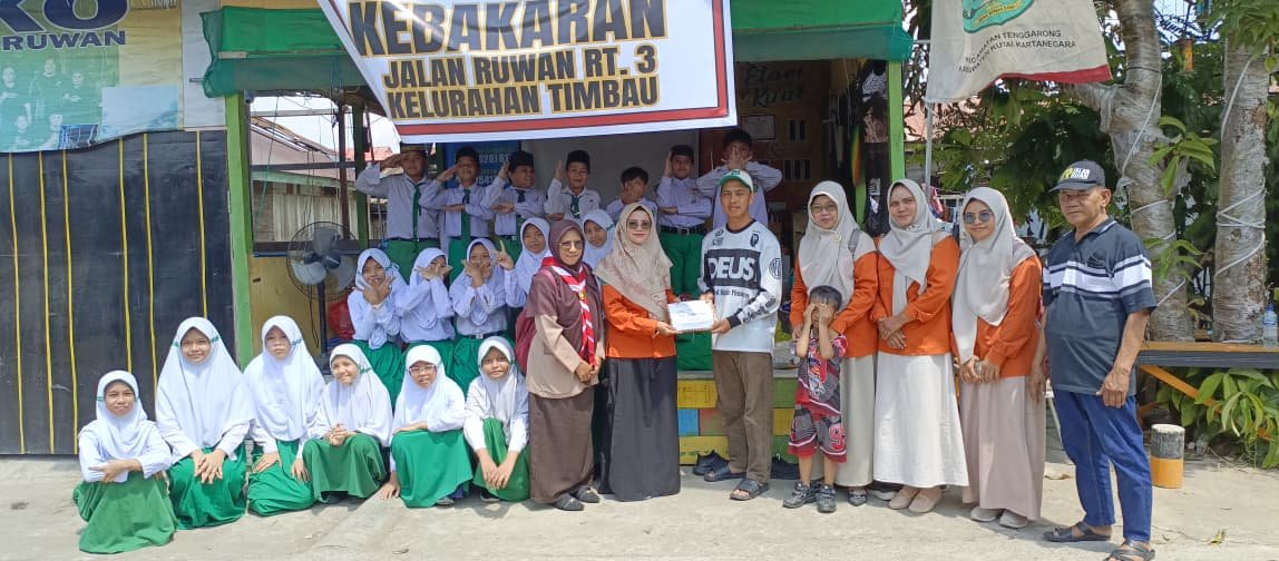 Wujud Kepedulian Sesama, MI Asy-Syauqi Salurkan Bantuan untuk Korban Kebakaran di Jalan Ruwan Timbau